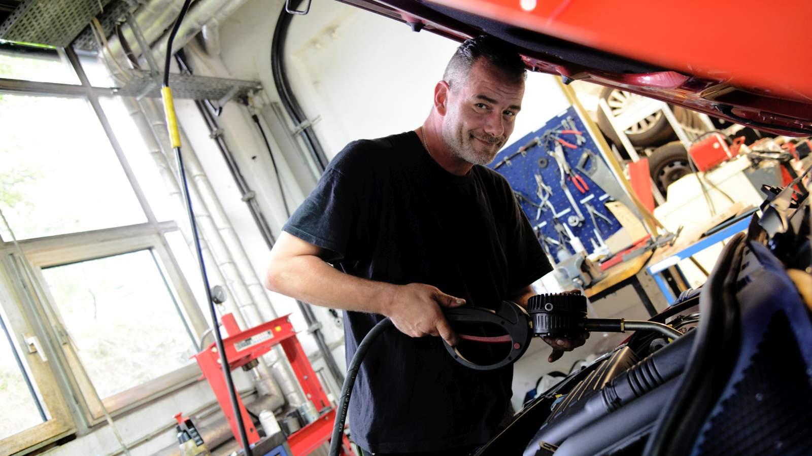 Mechaniker bei der Arbeit am Fahrzeug