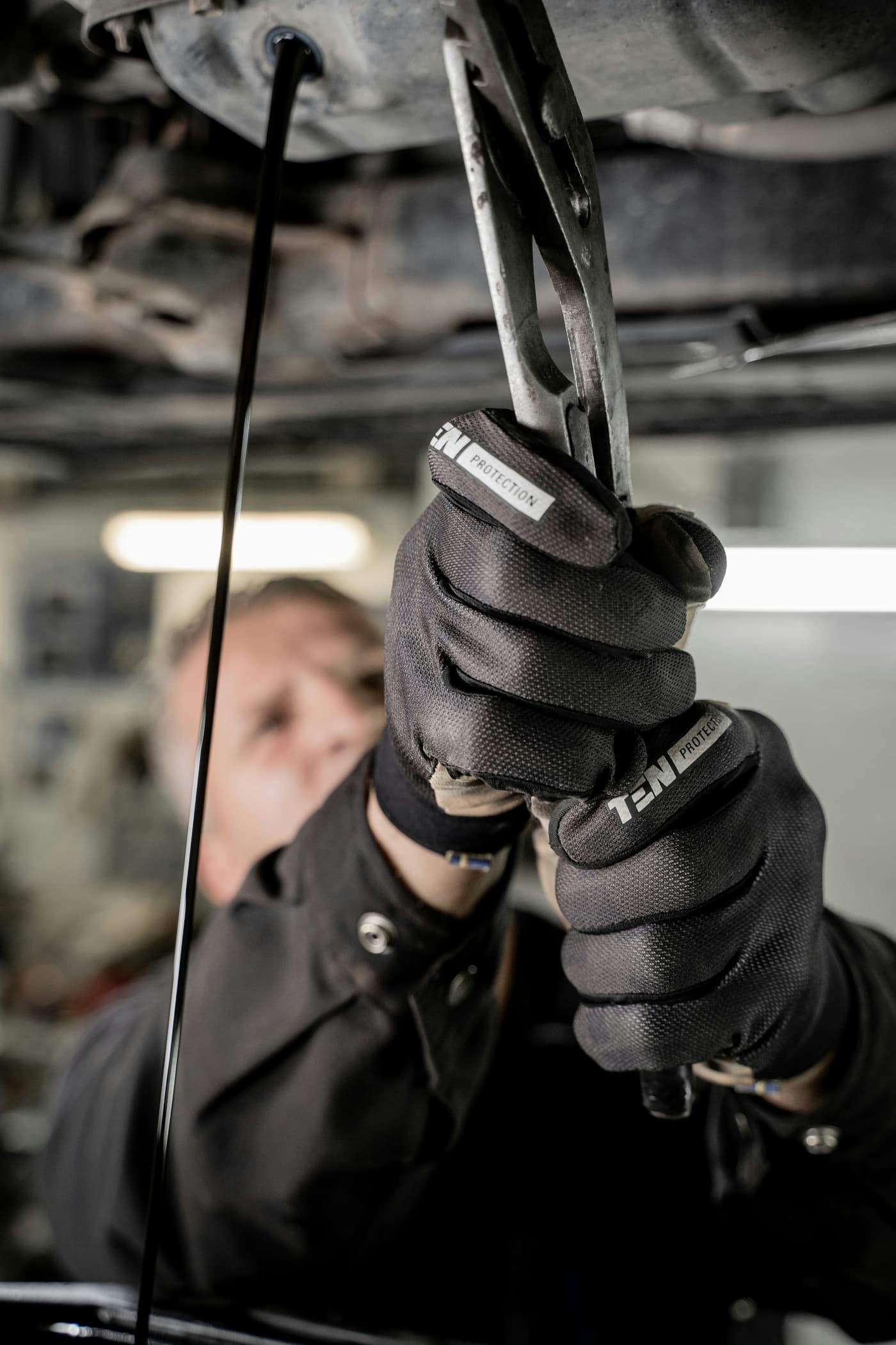 Mechaniker bei der Arbeit unter einem Fahrzeug